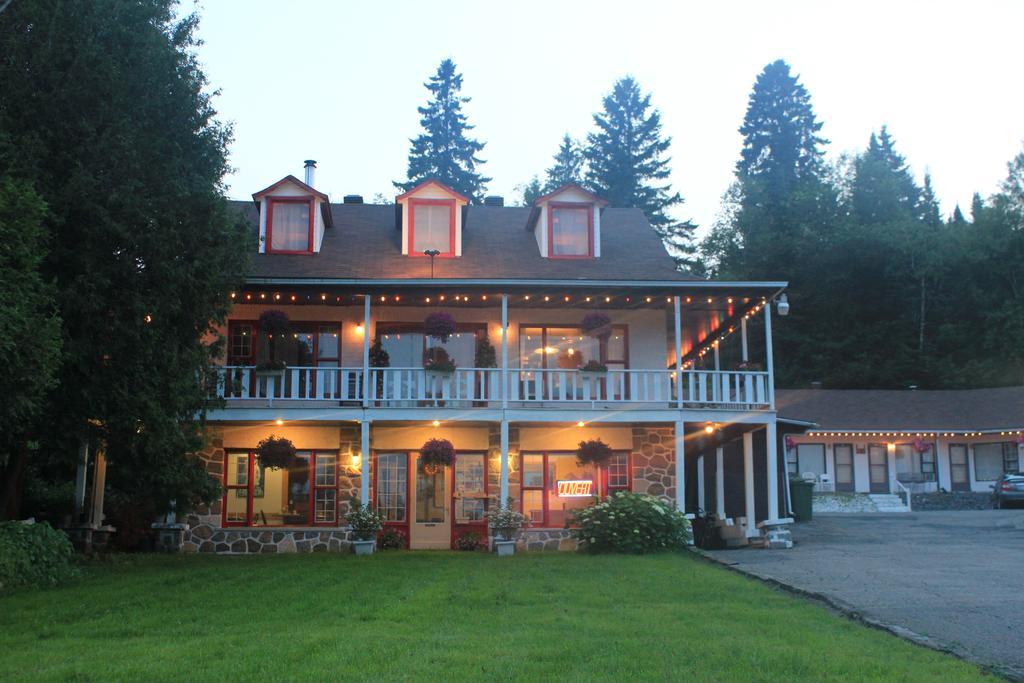 Motel Des Pays D'En Haut Val-David Eksteriør bilde