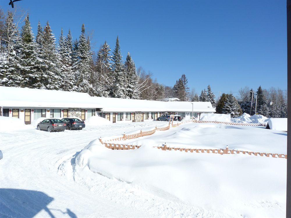 Motel Des Pays D'En Haut Val-David Eksteriør bilde