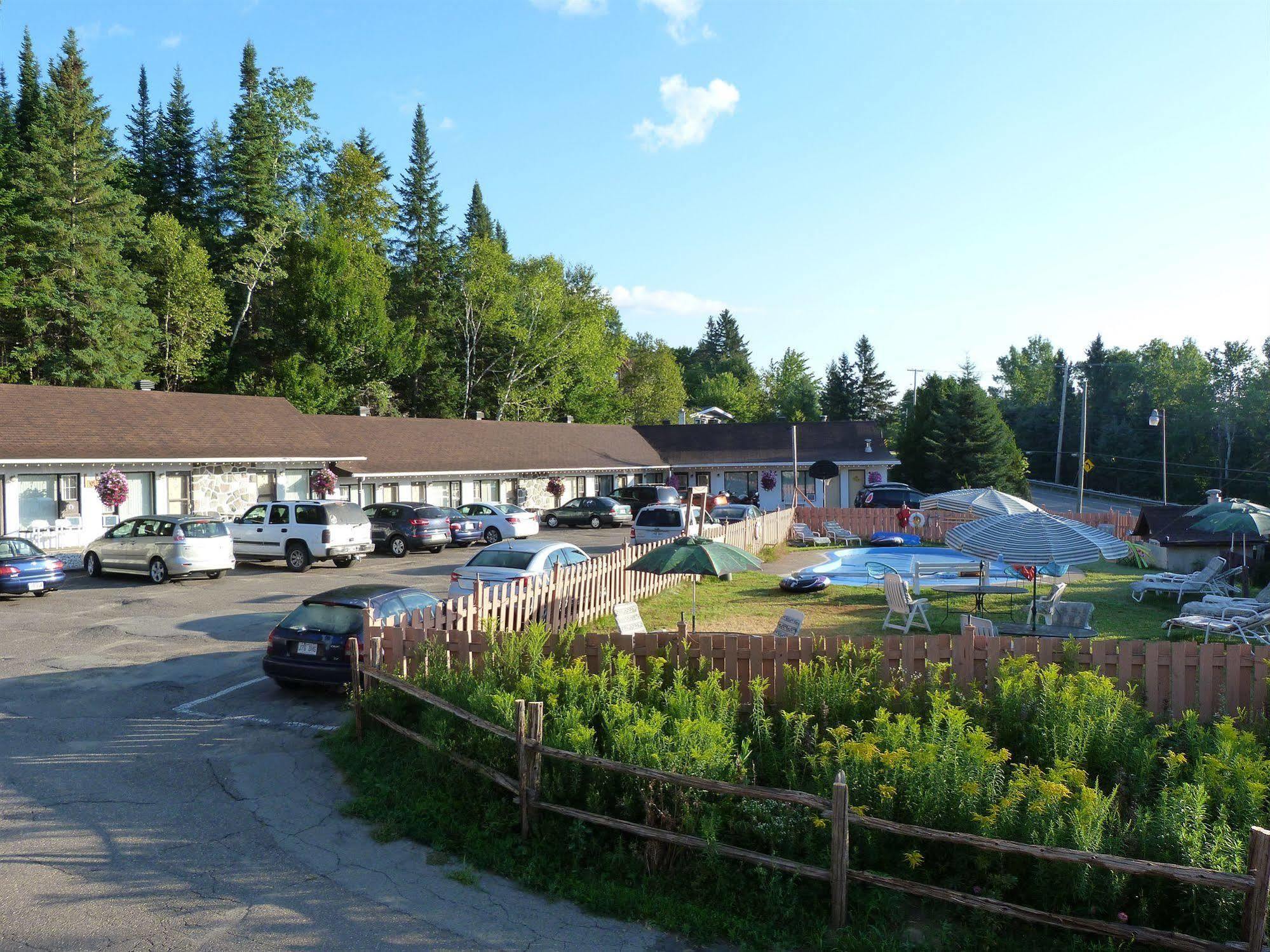 Motel Des Pays D'En Haut Val-David Eksteriør bilde