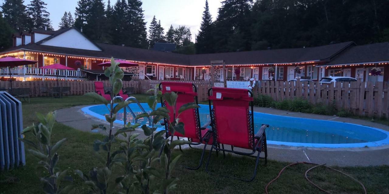 Motel Des Pays D'En Haut Val-David Eksteriør bilde