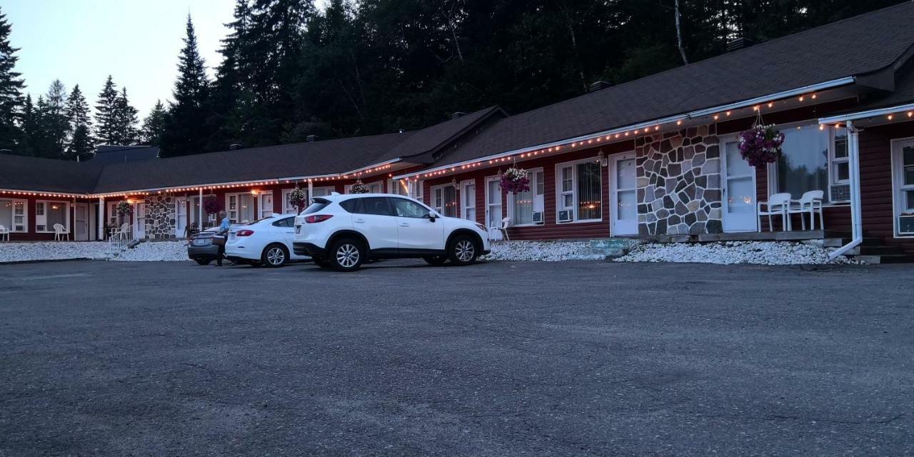 Motel Des Pays D'En Haut Val-David Eksteriør bilde