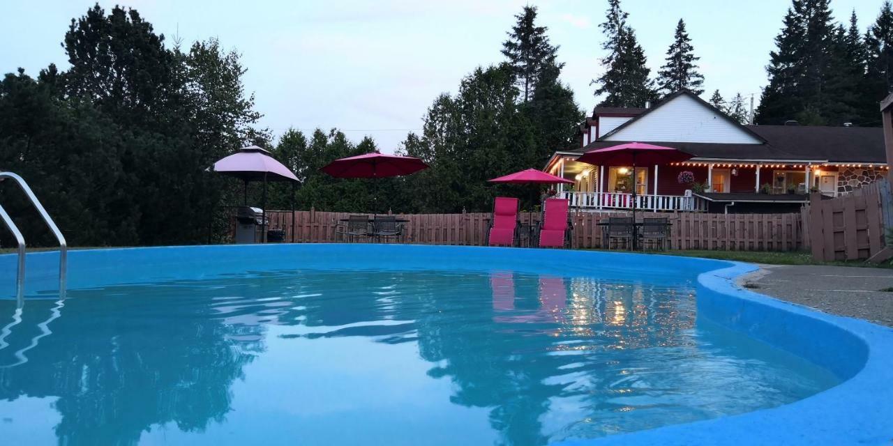 Motel Des Pays D'En Haut Val-David Eksteriør bilde